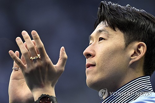 영국 매체 '더 스탠더드'는 12일 '33세 손흥민은 계약의 마지막 12개월에 접어들었다. 북런던에서 10년을 보낸 그는 최고의 기량을 선보이며 팀을 떠날 가능성이 있다. 현재 사우디아라비아와 미국에서 손흥민에게 관심을 보이는 것으로 알려졌다'며 '마티스 텔 완전 영입에 이어 모하메드 쿠두스까지 합류하면서 손흥민의 미래에 대해 의문이 제기되고 있고, 토트넘이 손흥민 없는 시기를 준비하고 있는 것처럼 보인다'고 했다. 연합뉴스