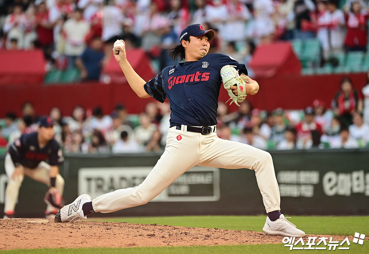 롯데 자이언츠 셋업맨 정철원이 2025시즌 전반기 20홀드를 거두면서 팀의 3위 등극에 결정적인 역할을 해줬다. 사진 엑스포츠뉴스 DB