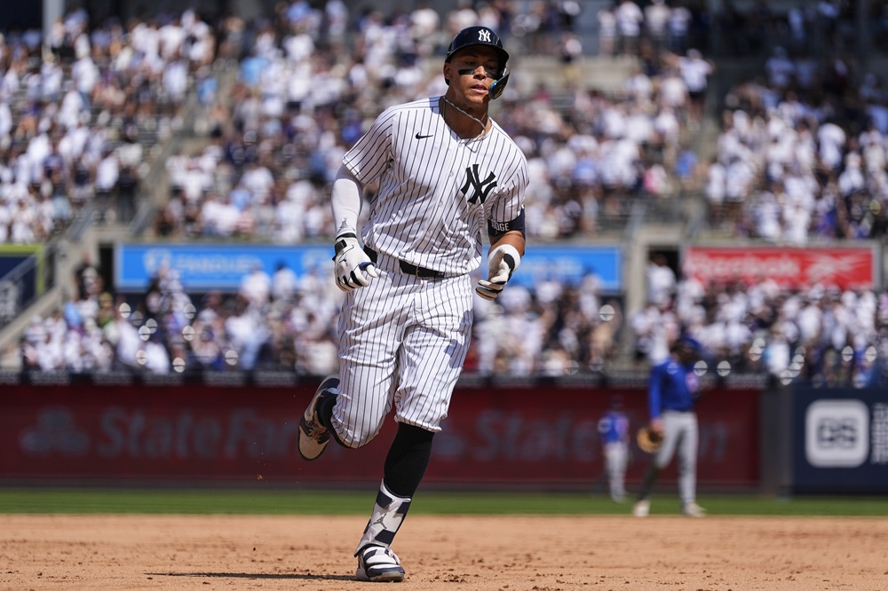 미국 메이저리그 뉴욕 양키스의 애런 저지가 13일(한국시간) 미국 뉴욕 양키스타디움에서 열린 2025 메이저리그 시카고 컵스와의 홈경기에 빅리그 역대 최소 경기 350홈런을 달성했다. 사진 연합뉴스