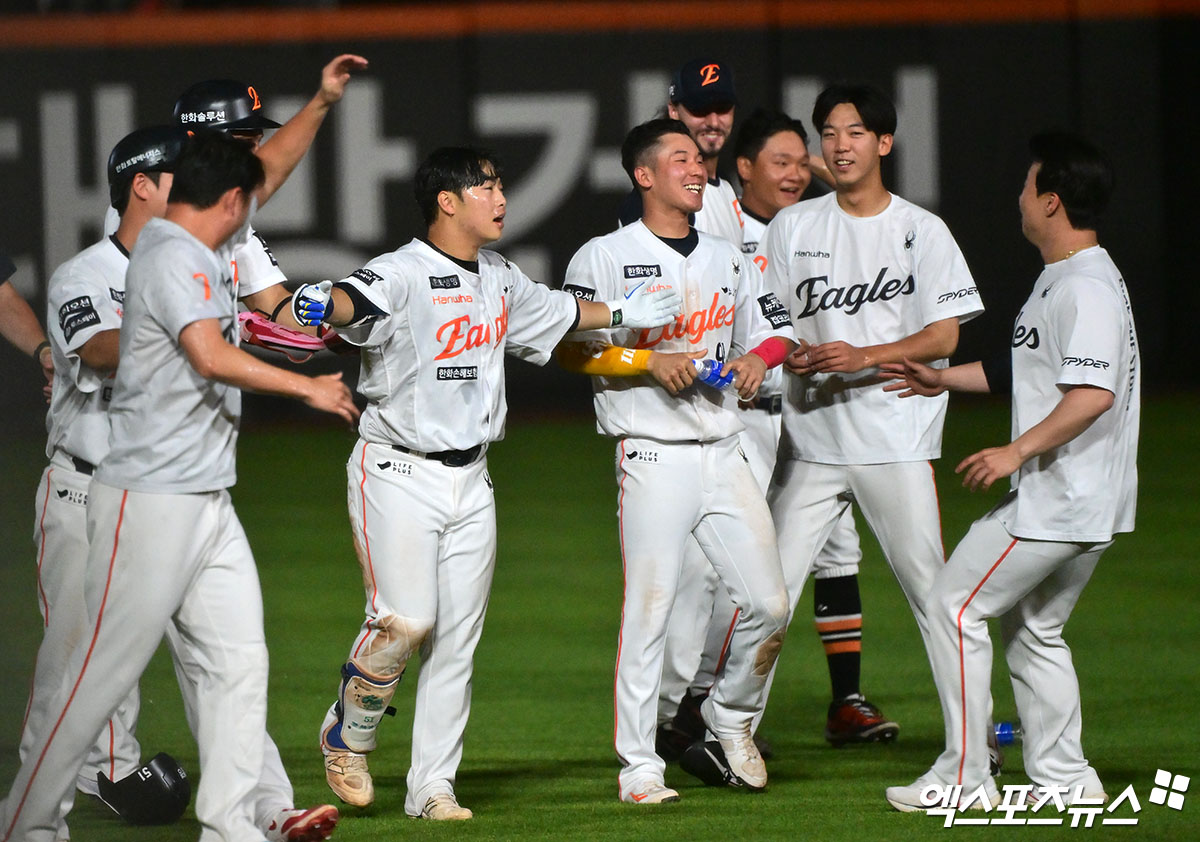 김경문 감독이 이끄는 한화 이글스가 2025시즌 전반기를 52승33패2무, 승률 0.612를 기록했다. 올스타 휴식기를 1위로 맞이하고 한국시리즈 직행을 향한 발판을 마련했다. 사진 엑스포츠뉴스 DB