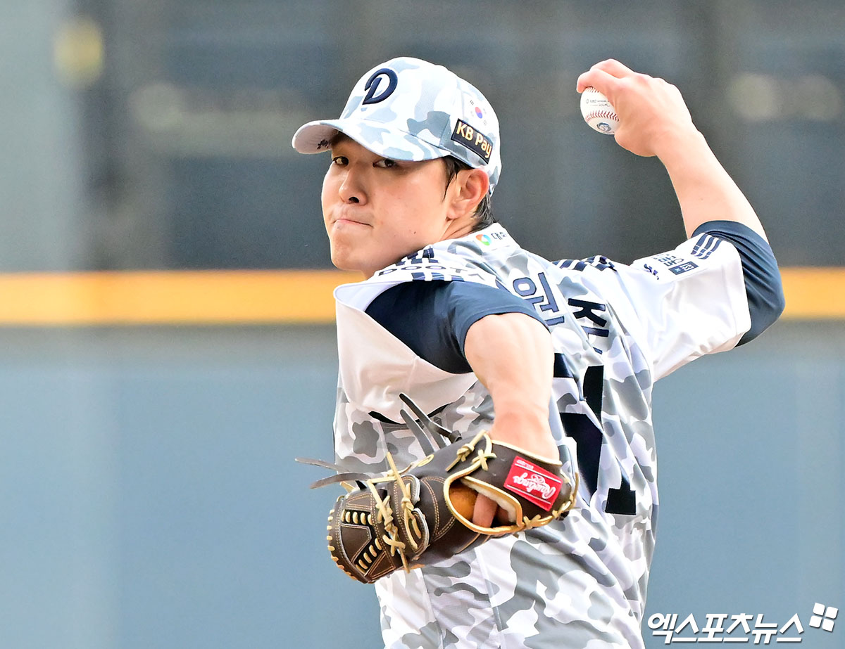 5일 오후 서울 송파구 잠실야구장에서 열린 '2025 신한 SOL Bank KBO리그' KIA 타이거즈와 두산 베어스의 경기, 1회초 두산 선발투수 최원준이 공을 힘차게 던지고 있다. 엑스포츠뉴스 DB
