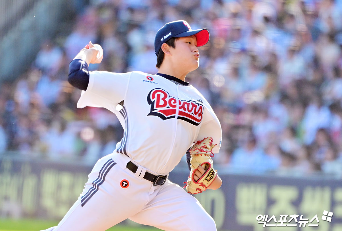 20일 오후 서울 송파구 잠실야구장에서 열린 '2025 신한 SOL Bank KBO리그' KIA 타이거즈와 두산 베어스의 경기, 9회초 두산 김택연이 공을 힘차게 던지고 있다. 엑스포츠뉴스 DB