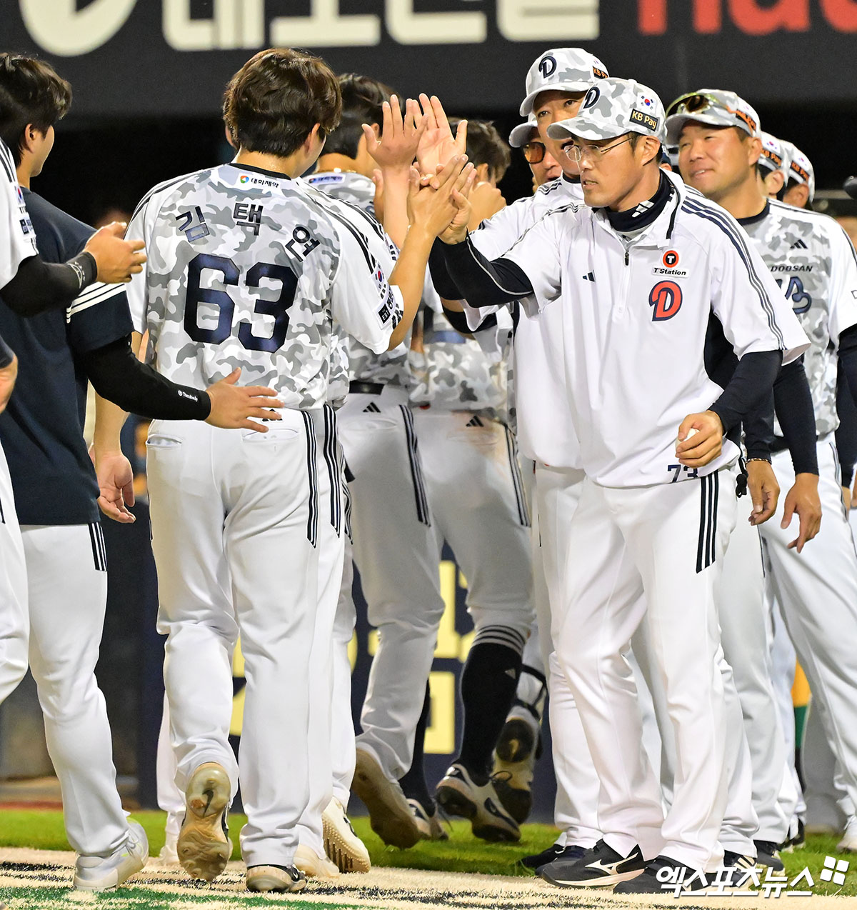 5일 오후 서울 송파구 잠실야구장에서 열린 '2025 신한 SOL Bank KBO리그' KIA 타이거즈와 두산 베어스의 경기, 두산이 연장 10회말 김민석의 끝내기 안타에 힘입어 KIA에 2:1 승리를 거뒀다.  두산 조성환 감독대행이 선수들과 함께 기뻐하고 있다. 엑스포츠뉴스 DB
