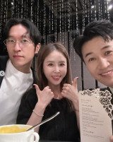 '문원♥' 신지, 축하받는 김준호♥김지민 결혼식에서 '활짝'…김종민x빽가와 훈훈 인증샷 [★해시태그]