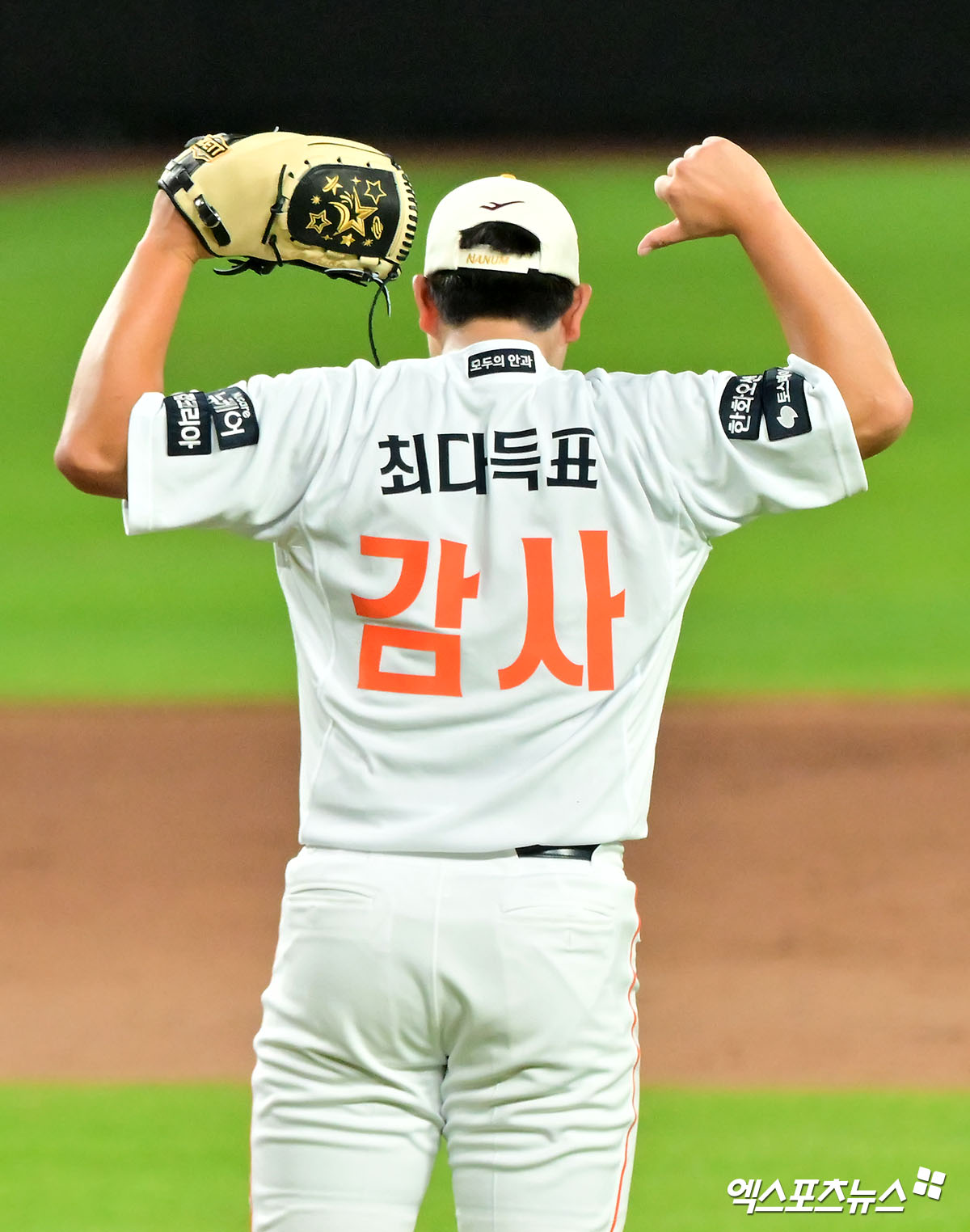 지난 12일 오후 대전한화생명볼파크에서 열린 '2025 신한 SOL Bank KBO 올스타전' 드림 올스타와 나눔 올스타의 경기, 나눔 올스타 김서현이 최다투표에 대한 감사 인사를 하고 있다. 엑스포츠뉴스 DB