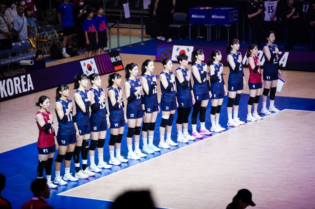 페르난도 모랄레스 감독이 이끄는 대한민국 여자배구 국가대표팀이 2026년 국제배구연맹(FIVB) 발리볼네이션스리그(VNL) 18개 참가국 중 최하위에 그치면서 하부리그인 챌린지컵으로 강등됐다. 사진 VNL 공식 홈페이지