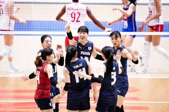 페르난도 모랄레스 감독이 이끄는 대한민국 여자배구 국가대표팀이 2026년 국제배구연맹(FIVB) 발리볼네이션스리그(VNL) 18개 참가국 중 최하위에 그치면서 하부리그인 챌린지컵으로 강등됐다. 사진 VNL 공식 홈페이지