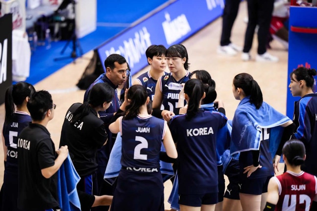 페르난도 모랄레스 감독이 이끄는 대한민국 여자배구 국가대표팀이 2026년 국제배구연맹(FIVB) 발리볼네이션스리그(VNL) 18개 참가국 중 최하위에 그치면서 하부리그인 챌린지컵으로 강등됐다. 사진 VNL 공식 홈페이지