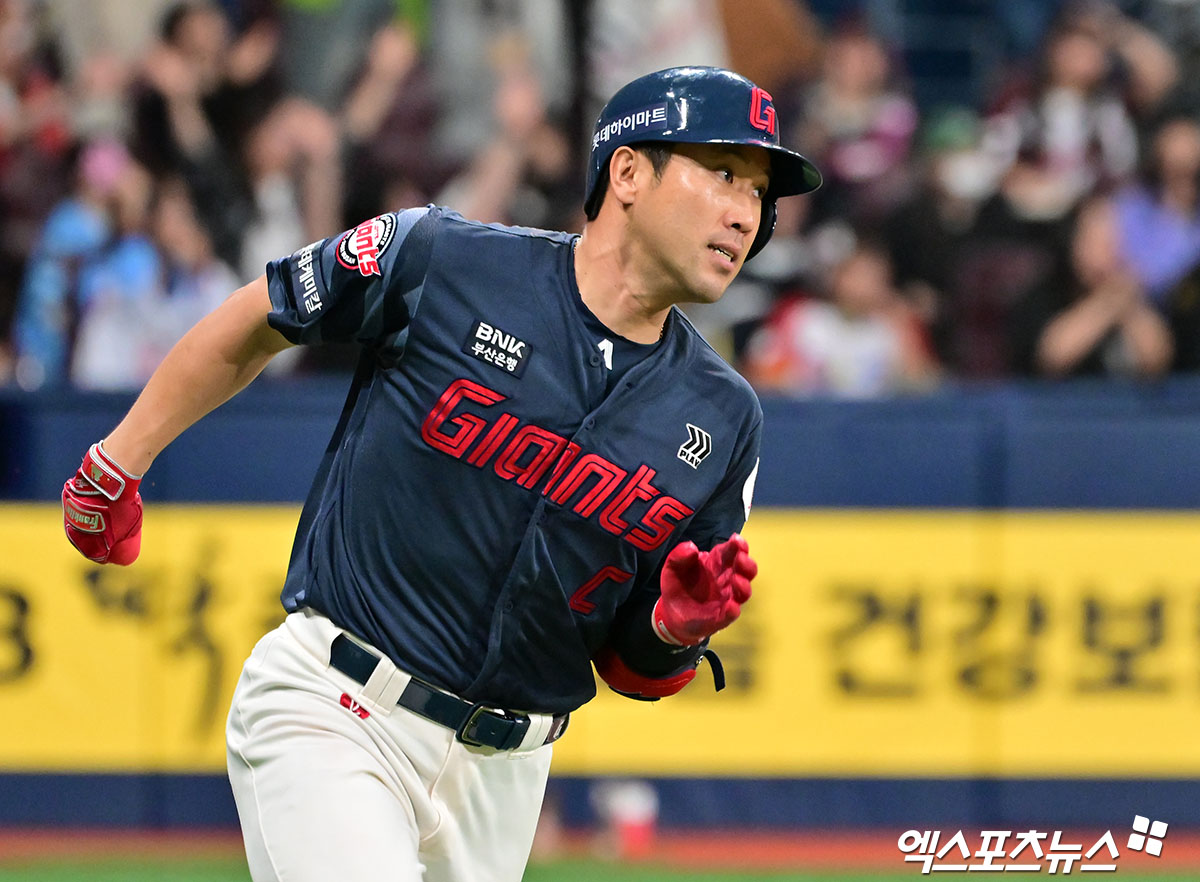 롯데 자이언츠 캡틴 전준우가 2025시즌 전반기를 88경기 타율 0.294(327타수 96안타) 7홈런 46타점 2도루 OPS 0.799의 호성적과 함께 마쳤다. 사진 엑스포츠뉴스 DB
