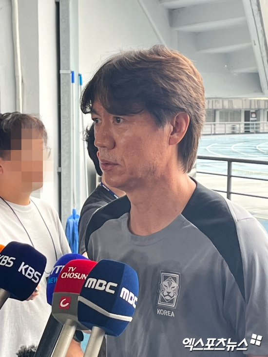 대한민국 축구 국가대표팀을 이끄는 홍명보 감독이 14일 성남종합운동장에서 인터뷰에 응하고 있다. 한국은 15일 오후 7시24분 용인미르스타디움에서 2025 동아시아축구연맹(EAFF) E-1 챔피언십 남자부 최종전 한일전을 치른다. 한국은 반드시 이겨야 우승할 수 있다. 성남, 김정현 기자