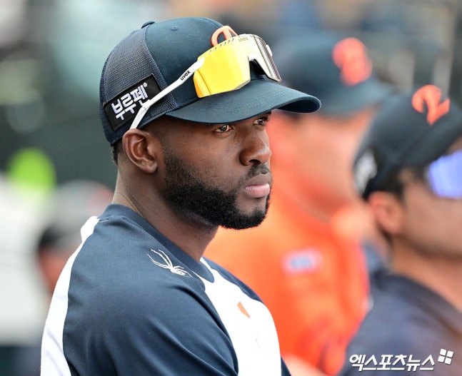 한화 이글스가 사구 부상에서 재활 중인 기존 외국인 타자 에스테반 플로리얼의 복귀와 6주 임시 외국인 타자 루이스 리베라토의 정식 외국인 선수 전환 가운데 한 가지 선택지를 결정해야 한다. 엑스포츠뉴스 DB