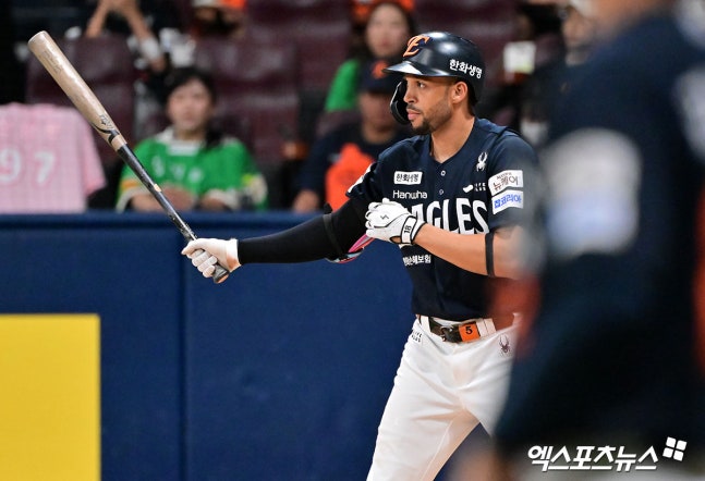 한화 이글스가 사구 부상에서 재활 중인 기존 외국인 타자 에스테반 플로리얼의 복귀와 6주 임시 외국인 타자 루이스 리베라토의 정식 외국인 선수 전환 가운데 한 가지 선택지를 결정해야 한다. 엑스포츠뉴스 DB