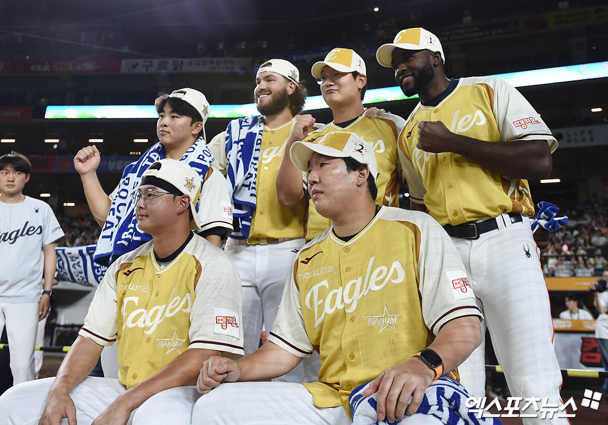 한화 이글스가 사구 부상에서 재활 중인 기존 외국인 타자 에스테반 플로리얼의 복귀와 6주 임시 외국인 타자 루이스 리베라토의 정식 외국인 선수 전환 가운데 한 가지 선택지를 결정해야 한다. 엑스포츠뉴스 DB