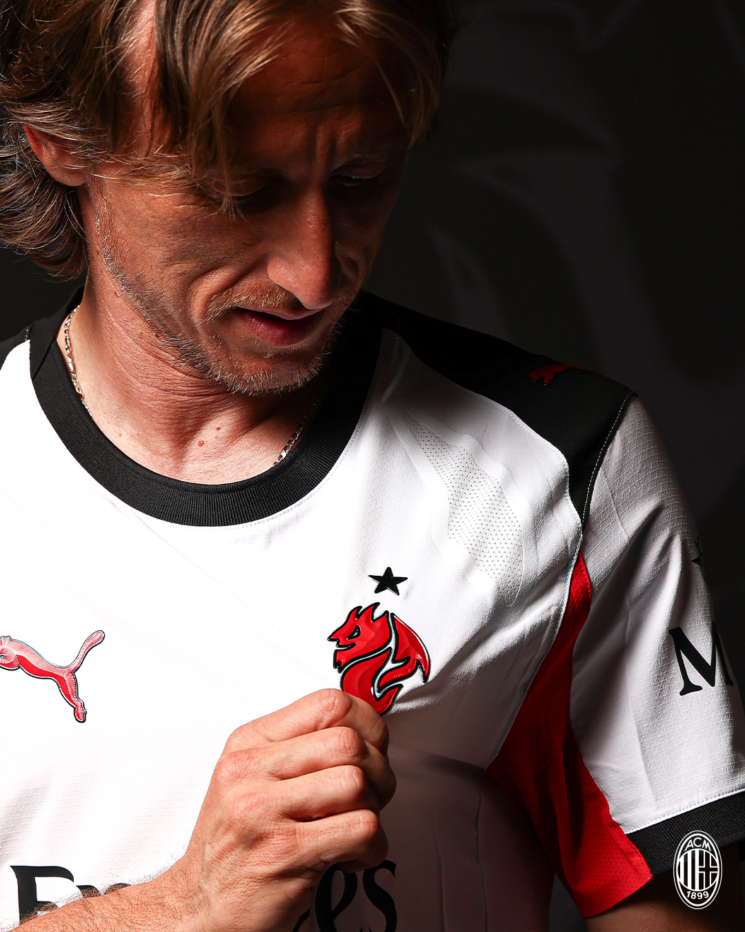 밀란이 14일(한국시간) 공식 홈페이지를 통해 모드리치가 구단과 계약해 입단했다고 공식 발표했다. 그는 내년까지 1년 계약을 맺으며 1년 연장 옵션이 포함돼 있다.   모드리치는 지난 7월 레알 마드리드(스페인)가 PSG(프랑스)와 2025 국제축구연맹(FIFA) 클럽월드컵 4강전에서 패해 탈락하면서 공식적으로 레알 선수로의 일정을 마무리했다. AC밀란