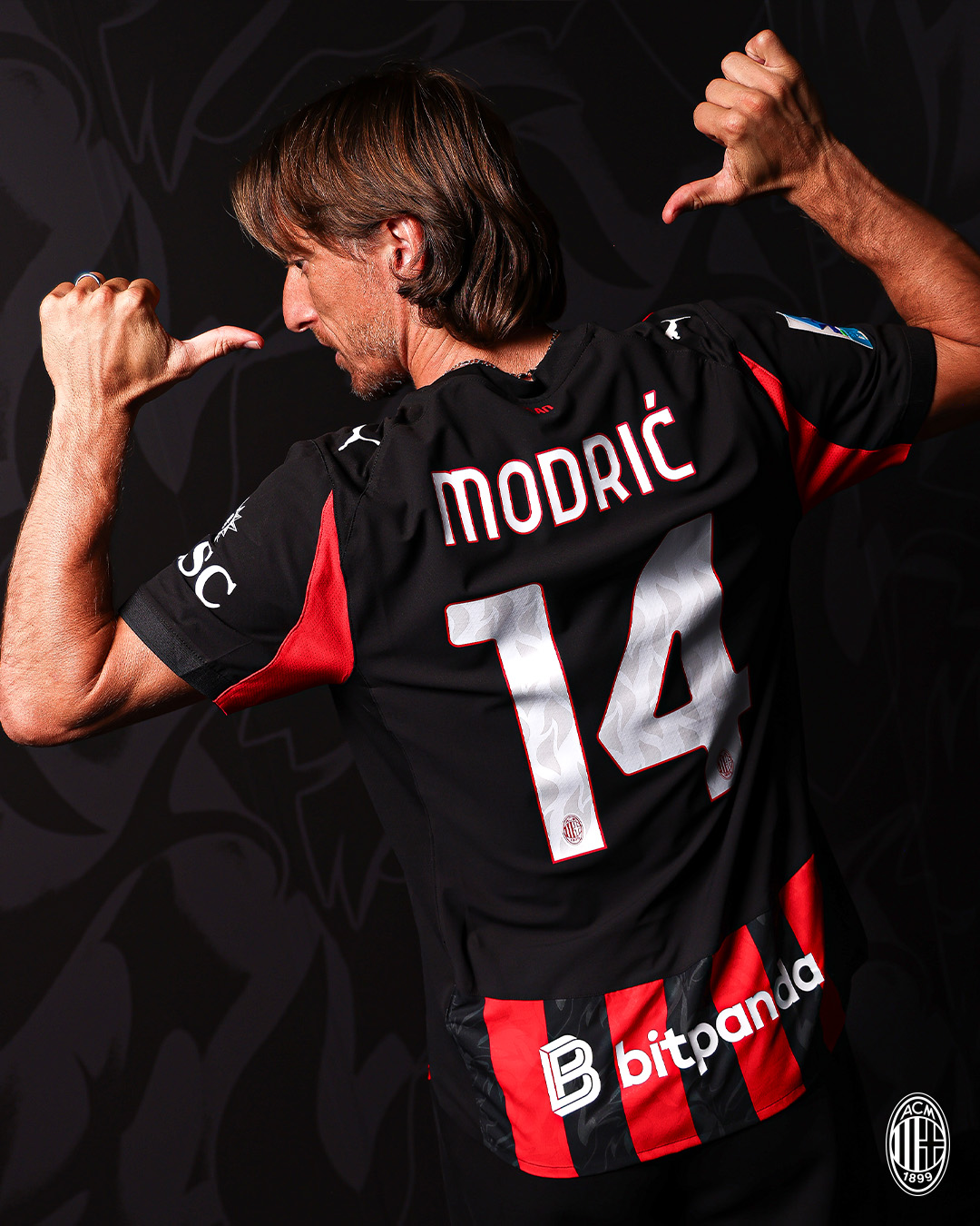 밀란이 14일(한국시간) 공식 홈페이지를 통해 모드리치가 구단과 계약해 입단했다고 공식 발표했다. 그는 내년까지 1년 계약을 맺으며 1년 연장 옵션이 포함돼 있다.   모드리치는 지난 7월 레알 마드리드(스페인)가 PSG(프랑스)와 2025 국제축구연맹(FIFA) 클럽월드컵 4강전에서 패해 탈락하면서 공식적으로 레알 선수로의 일정을 마무리했다. AC밀란