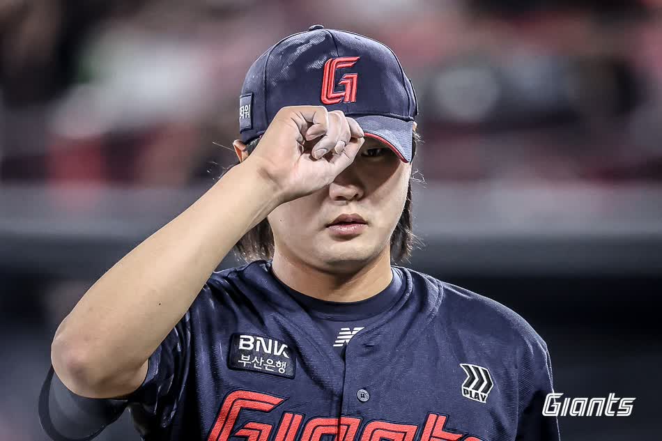 롯데 자이언츠 셋업맨 정철원이 2025시즌 전반기 43⅔이닝 4승1패 20홀드로 팀의 상위권 안착에 결정적인 역할을 해줬다. 사진 롯데 자이언츠