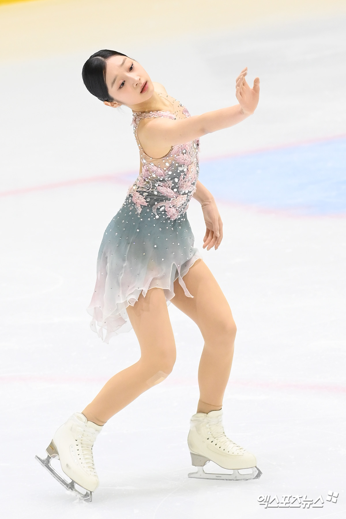 지난 1월 5일 오후 경기 의정부실내빙상장에서 열린 ‘KB금융 코리아 피겨스케이팅 챔피언십 2025(제79회 전국남녀 피겨스케이팅 종합선수권대회)’ 겸 2025~2026시즌 국가대표 2차 선발전에 출전한 신지아가 연기를 선보이고 있다. 엑스포츠뉴스 DB