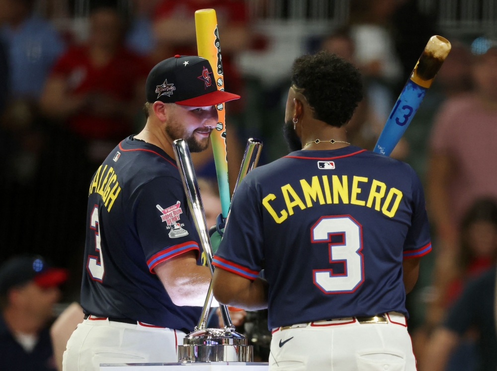 시애틀 매리너스 포수 칼 롤리가 15일 미국 조지아주 애틀랜타의 트루이스트파크에서 열린 2025 미국 프로야구 메이저리그 올스타전 홈런더비 결승에서 주니어 카미네로를 꺾고 우승을 차지했다. 시애틀 소속 선수의 홈런더비 우승은 1999년 켄 그리피 주니어 이후 올해 롤리가 26년 만이다. AFP 연합뉴스