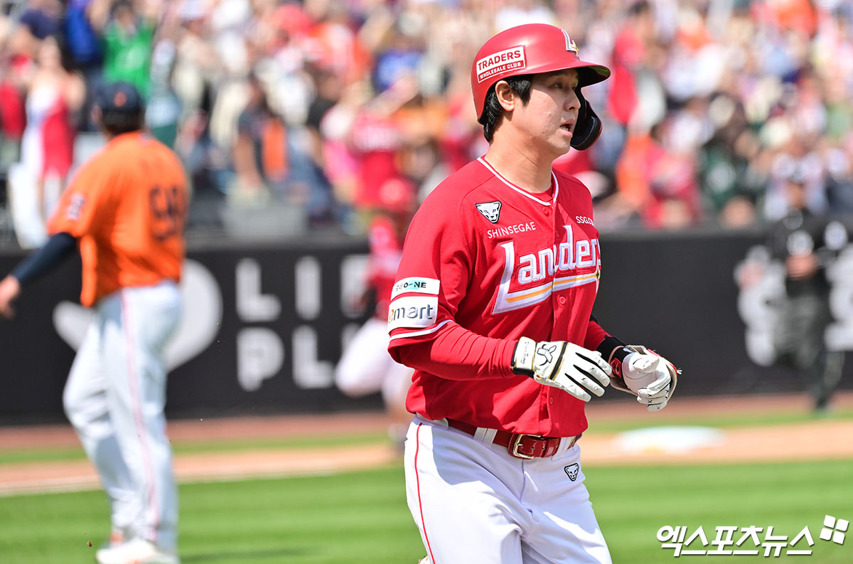 SSG 랜더스 내야수 최정이 올해 정규시즌 경기에 출전해 타격 후 1루로 향하고 있다. 엑스포츠뉴스 DB