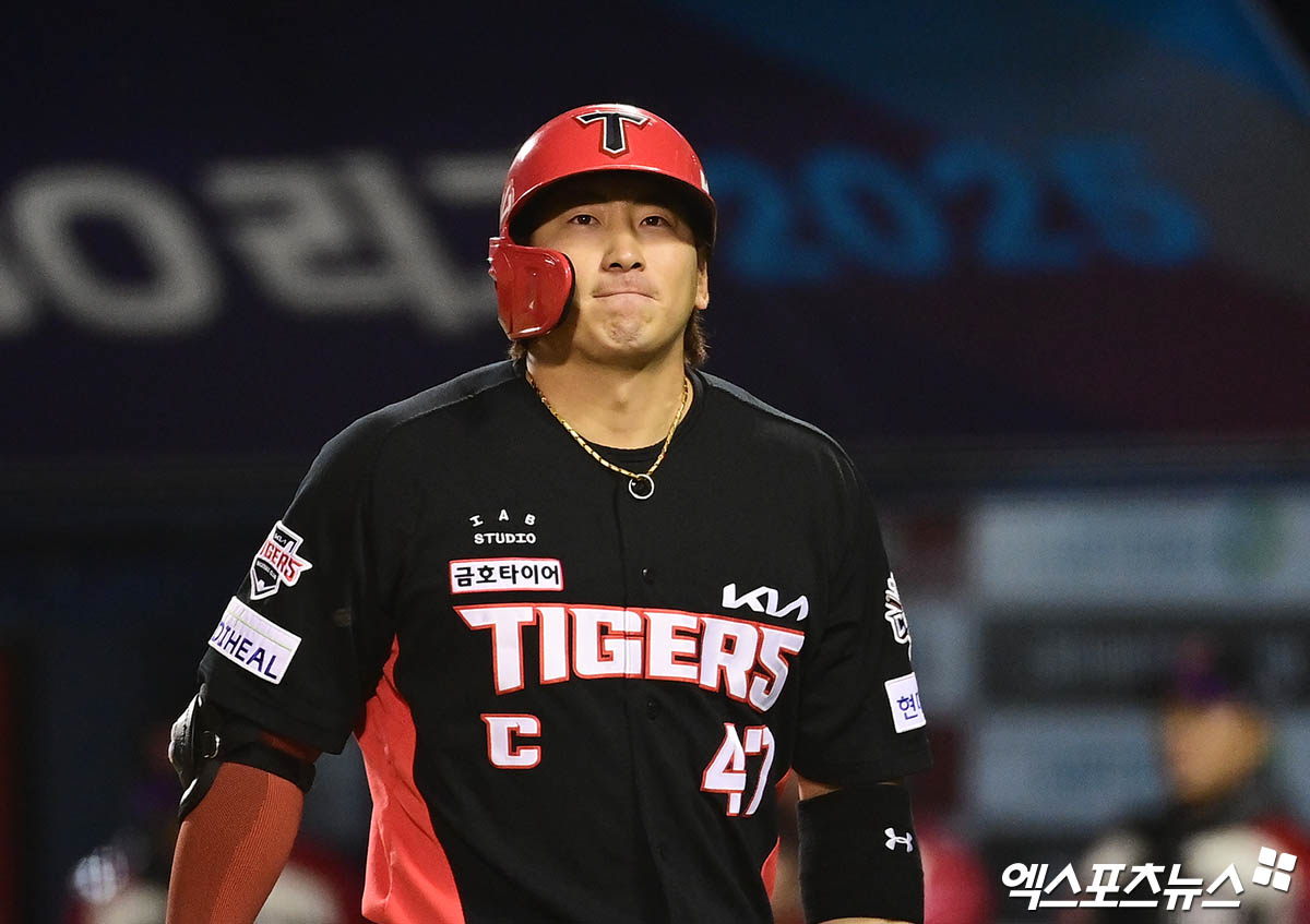 4일 오후 서울 송파구 잠실야구장에서 열린 '2025 신한 SOL Bank KBO리그' KIA 타이거즈와 LG 트윈스의 경기, 3회초 무사 KIA 선두타자 나성범이 헛스윙 삼진 아웃으로 물러나며 아쉬워하고 있다. 엑스포츠뉴스 DB