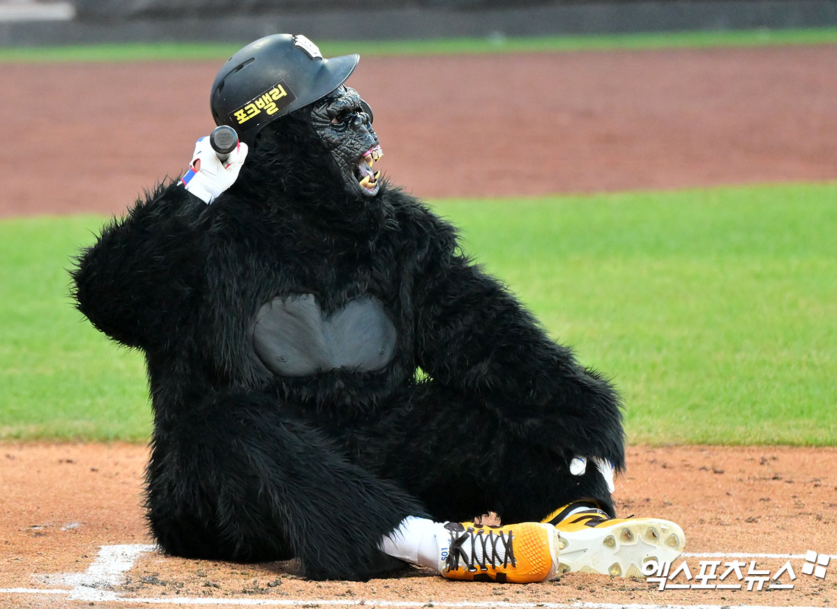 KT 위즈 안현민이 지난 12일 대전에서 열린 KBO 올스타전에 출전해 고릴라 퍼포먼스를 펼치고 있다. 엑스포츠뉴스 DB