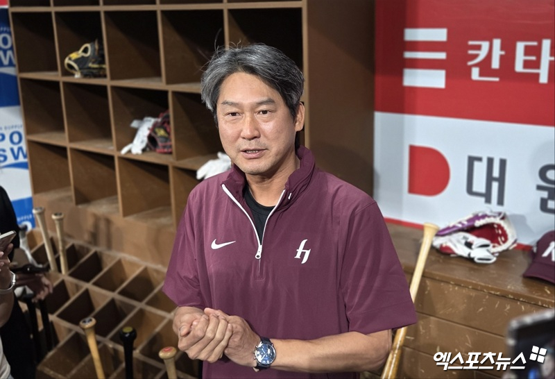 설종진 키움 히어로즈 감독대행이 15일 오후 서울 고척스카이돔에서 진행된 1군 선수단 훈련에 앞서 인터뷰를 진행했다. 키움은 전날 홍원기 감독과 고형욱 단장 등 행정과 현장의 수뇌부를 한꺼번에 해임한 뒤 2군 감독이던 설 감독을 1군 감독대행으로 불러들였다. 고척, 김지수 기자