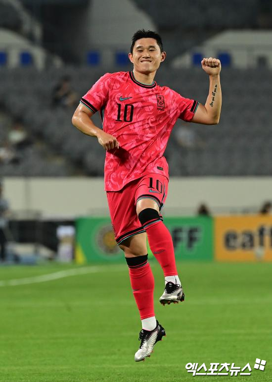 홍명보 감독이 이끄는 대한민국 축구 국가대표팀이 15일 오후 7시 24분 용인미르스타디움에서 열리는 일본 축구 국가대표팀과의 2025 동아시아축구연맹(EAFF) E-1 챔피언십(동아시안컵) 남자부 3차전에 나설 선발 명단을 공개했다.한국은 지난 2019년 부산 대회 우승 이후 2022년 나고야 대회에서 일본에게 내준 대회 우승 탈환에 나선다. 2022년 대회에서 한국은 일본에게 0-3 완패를 당하면서 우승에 실패했다.엑스포츠뉴스DB
