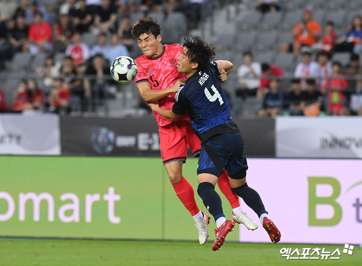 홍명보 감독이 이끄는 대한민국 축구 국가대표팀이 15일 오후 7시 24분 용인미르스타디움에서 열리는 일본 축구 국가대표팀과의 2025 동아시아축구연맹(EAFF) E-1 챔피언십(동아시안컵) 남자부 3차전 전반을 0-1로 뒤진 채 마쳤다.  1945년 광복 이래 역대 한일전 3연패가 없었던 한국은 2021년, 2022년 한일전 0-3 완패에 이어 이날 전반전도 한 골을 먼저 내주면서 역사상 최초의 3연패 위기를 맞았다. 용인, 고아라 기자