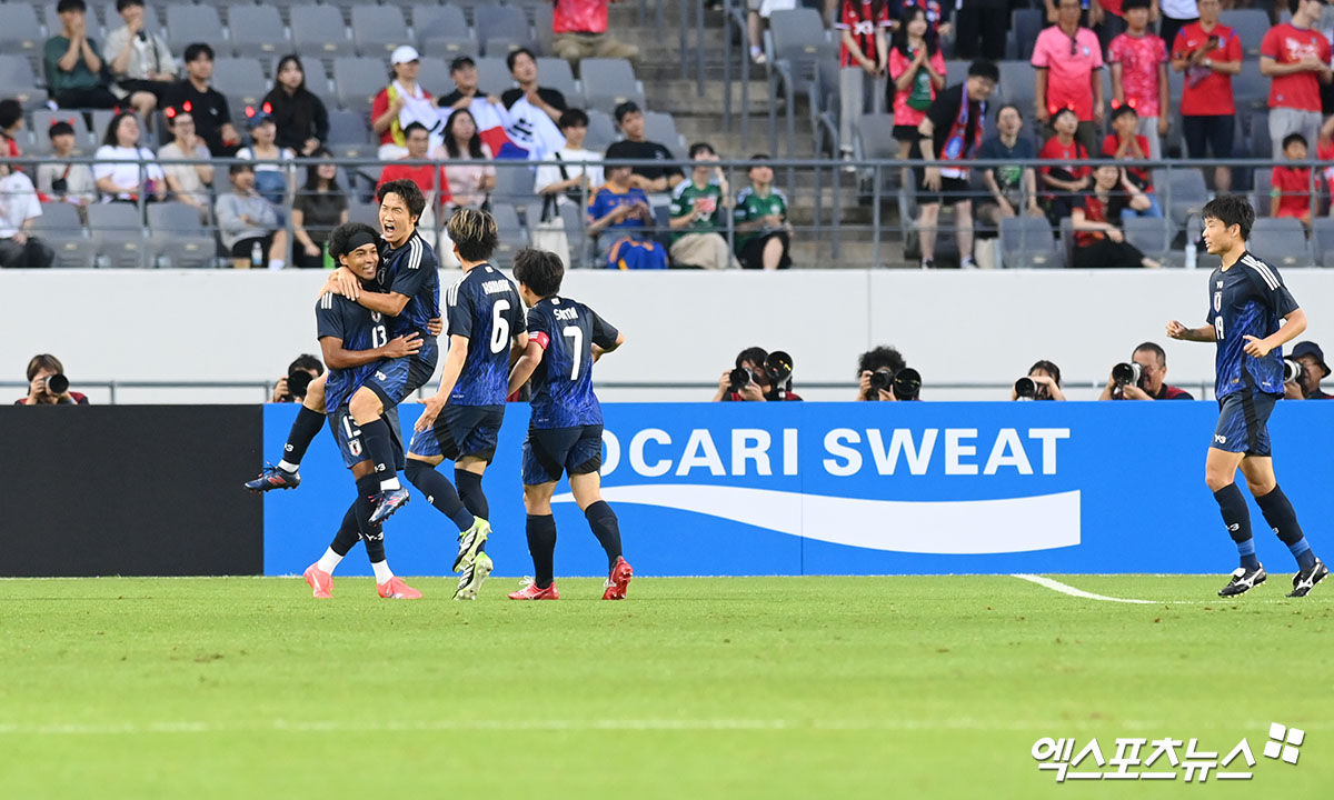 홍명보 감독이 이끄는 대한민국 축구 국가대표팀이 15일 오후 7시 24분 용인미르스타디움에서 열리는 일본 축구 국가대표팀과의 2025 동아시아축구연맹(EAFF) E-1 챔피언십(동아시안컵) 남자부 3차전 전반을 0-1로 뒤진 채 마쳤다.  1945년 광복 이래 역대 한일전 3연패가 없었던 한국은 2021년, 2022년 한일전 0-3 완패에 이어 이날 전반전도 한 골을 먼저 내주면서 역사상 최초의 3연패 위기를 맞았다. 용인, 고아라 기자