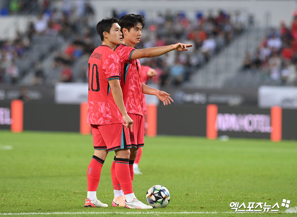 홍명보 감독이 이끄는 대한민국 축구 국가대표팀이 15일 오후 7시 24분 용인미르스타디움에서 열리는 일본 축구 국가대표팀과의 2025 동아시아축구연맹(EAFF) E-1 챔피언십(동아시안컵) 남자부 3차전 전반을 0-1로 뒤진 채 마쳤다.  1945년 광복 이래 역대 한일전 3연패가 없었던 한국은 2021년, 2022년 한일전 0-3 완패에 이어 이날 전반전도 한 골을 먼저 내주면서 역사상 최초의 3연패 위기를 맞았다. 용인, 고아라 기자
