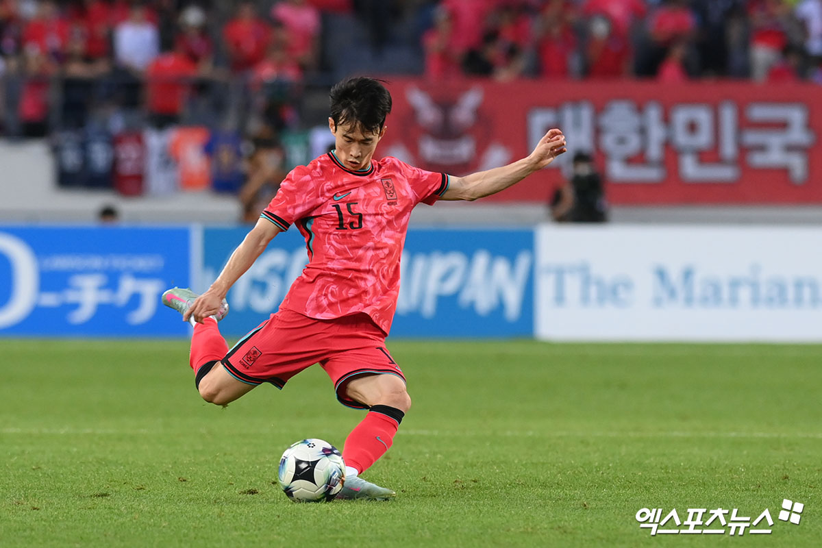 홍명보 감독이 이끄는 대한민국 축구 국가대표팀이 15일 오후 7시 24분 용인미르스타디움에서 열리는 일본 축구 국가대표팀과의 2025 동아시아축구연맹(EAFF) E-1 챔피언십(동아시안컵) 남자부 3차전 전반을 0-1로 뒤진 채 마쳤다.  1945년 광복 이래 역대 한일전 3연패가 없었던 한국은 2021년, 2022년 한일전 0-3 완패에 이어 이날 전반전도 한 골을 먼저 내주면서 역사상 최초의 3연패 위기를 맞았다. 용인, 고아라 기자