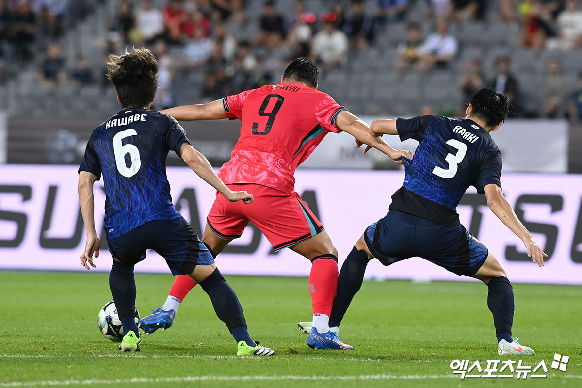 홍명보 감독이 이끄는 대한민국 축구 국가대표팀이 15일 오후 7시 24분 용인미르스타디움에서 열리는 일본 축구 국가대표팀과의 2025 동아시아축구연맹(EAFF) E-1 챔피언십(동아시안컵) 남자부 3차전 전반을 0-1로 뒤진 채 마쳤다.  1945년 광복 이래 역대 한일전 3연패가 없었던 한국은 2021년, 2022년 한일전 0-3 완패에 이어 이날 전반전도 한 골을 먼저 내주면서 역사상 최초의 3연패 위기를 맞았다. 용인, 고아라 기자