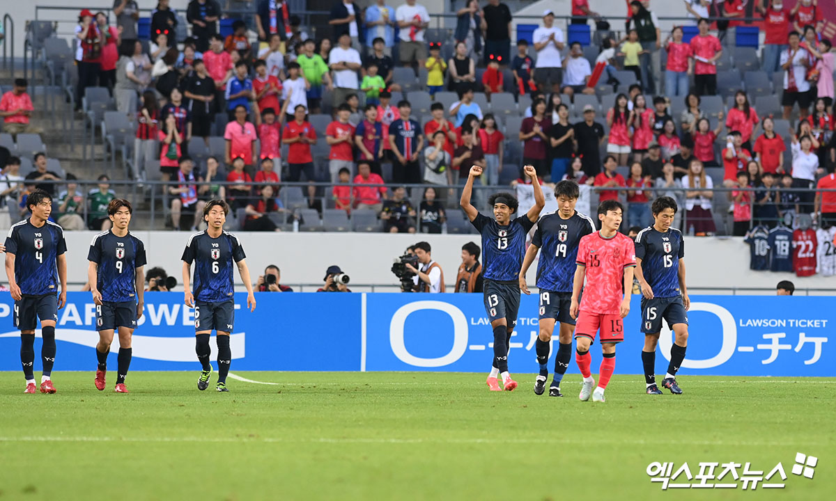 홍명보 감독이 이끄는 대한민국 축구 국가대표팀이 15일 오후 7시 24분 용인미르스타디움에서 열리는 일본 축구 국가대표팀과의 2025 동아시아축구연맹(EAFF) E-1 챔피언십(동아시안컵) 남자부 3차전 전반을 0-1로 뒤진 채 마쳤다.  1945년 광복 이래 역대 한일전 3연패가 없었던 한국은 2021년, 2022년 한일전 0-3 완패에 이어 이날 전반전도 한 골을 먼저 내주면서 역사상 최초의 3연패 위기를 맞았다. 용인, 고아라 기자