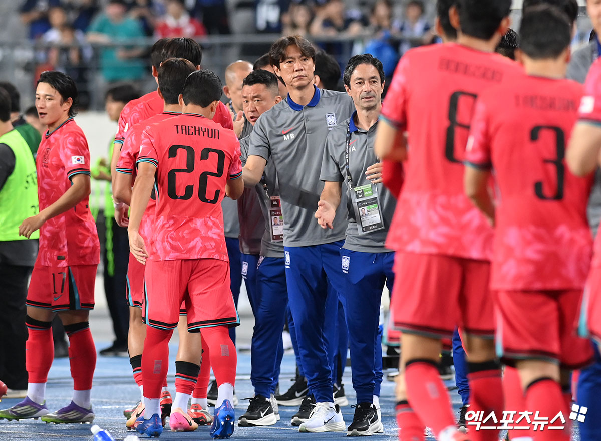 홍명보 감독이 이끄는 대한민국 축구대표팀은 15일 용인미르스타디움에서 열린 일본 축구대표팀과의 2025 동아시아축구연맹(EAFF) E-1 챔피언십(동아시안컵) 남자부 3차전에서 0-1로 패했다. 1만 8418명의 관중이 경기장을 찾은 가운데 한국은 한일전 3연패를 당하며 체면을 구겼다. 그러나 홍 감독은 '우리가 더 잘했다'며 '점유율, 슈팅 등 수치에서 우리가 앞서고 일본은 전혀 우리 수비를 괴롭히지 못했다. 일본이 꾸준히 해왔던 거에 비하면 우리 팀에 큰 어려움을 주지 못했다. 결과를 못 낸 건 아쉽고 미안하지만, 선수들에게 희망을 많이 봤다'고 했다. 용인, 고아라 기자
