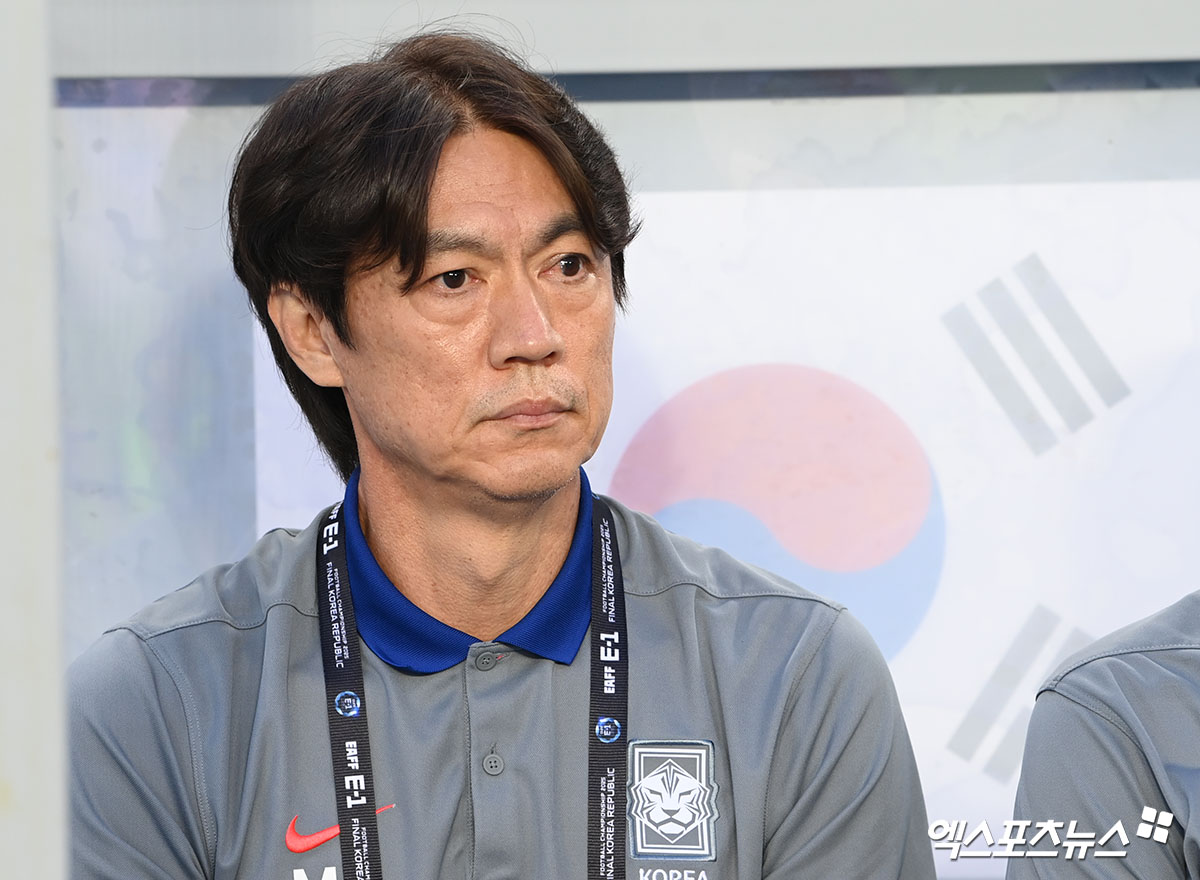 홍명보 감독이 이끄는 대한민국 축구대표팀은 15일 용인미르스타디움에서 열린 일본 축구대표팀과의 2025 동아시아축구연맹(EAFF) E-1 챔피언십(동아시안컵) 남자부 3차전에서 0-1로 패했다. 1만 8418명의 관중이 경기장을 찾은 가운데 한국은 한일전 3연패를 당하며 체면을 구겼다. 그러나 홍 감독은 '우리가 더 잘했다'며 '점유율, 슈팅 등 수치에서 우리가 앞서고 일본은 전혀 우리 수비를 괴롭히지 못했다. 일본이 꾸준히 해왔던 거에 비하면 우리 팀에 큰 어려움을 주지 못했다. 결과를 못 낸 건 아쉽고 미안하지만, 선수들에게 희망을 많이 봤다'고 했다. 용인, 고아라 기자