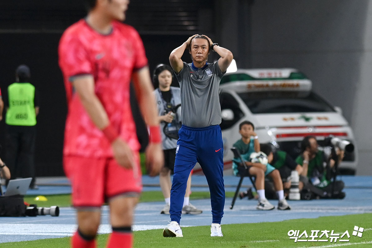 홍명보 감독이 이끄는 대한민국 축구대표팀은 15일 용인미르스타디움에서 열린 일본 축구대표팀과의 2025 동아시아축구연맹(EAFF) E-1 챔피언십(동아시안컵) 남자부 3차전에서 0-1로 패했다. 1만 8418명의 관중이 경기장을 찾은 가운데 한국은 한일전 3연패를 당하며 체면을 구겼다. 그러나 홍 감독은 '우리가 더 잘했다'며 '점유율, 슈팅 등 수치에서 우리가 앞서고 일본은 전혀 우리 수비를 괴롭히지 못했다. 일본이 꾸준히 해왔던 거에 비하면 우리 팀에 큰 어려움을 주지 못했다. 결과를 못 낸 건 아쉽고 미안하지만, 선수들에게 희망을 많이 봤다'고 했다. 용인, 고아라 기자