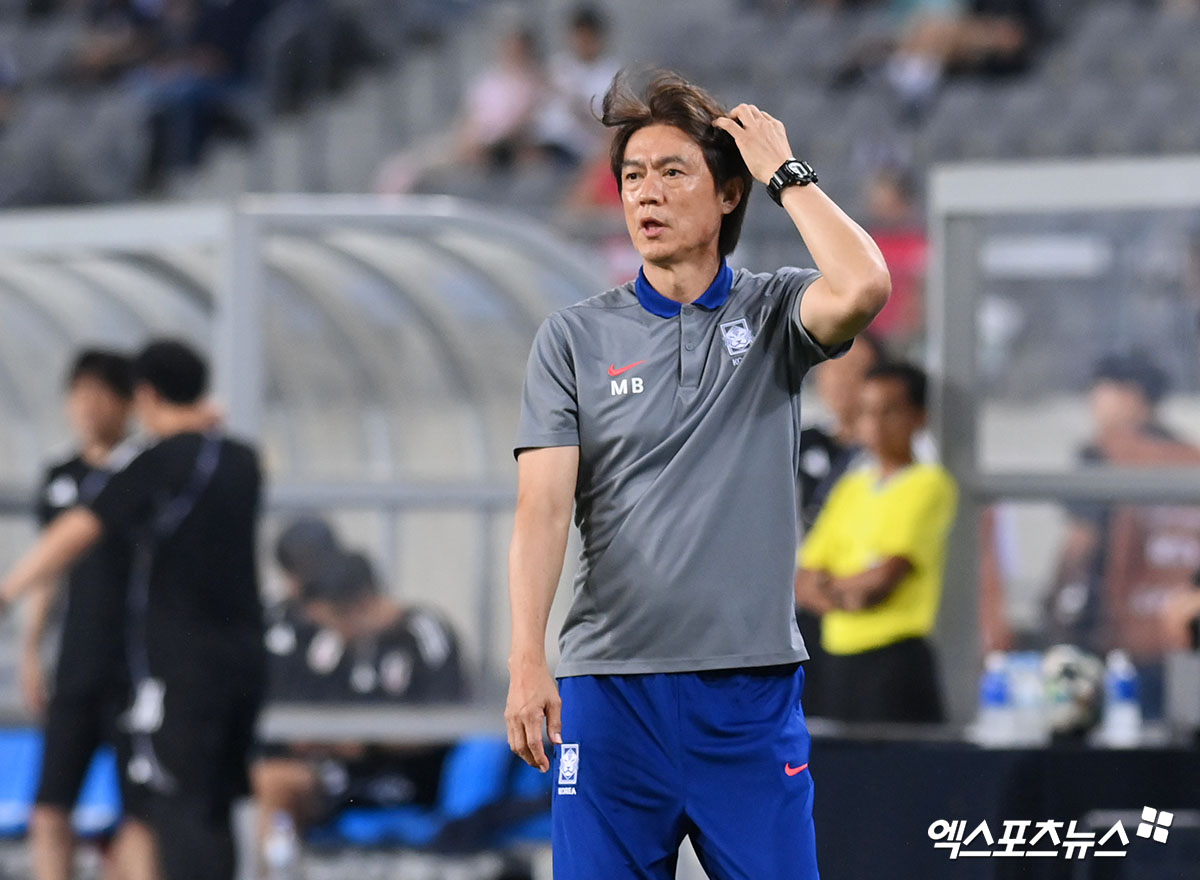 홍명보 감독이 이끄는 대한민국 축구대표팀은 15일 용인미르스타디움에서 열린 일본 축구대표팀과의 2025 동아시아축구연맹(EAFF) E-1 챔피언십(동아시안컵) 남자부 3차전에서 0-1로 패했다. 1만 8418명의 관중이 경기장을 찾은 가운데 한국은 한일전 3연패를 당하며 체면을 구겼다. 그러나 홍 감독은 '우리가 더 잘했다'며 '점유율, 슈팅 등 수치에서 우리가 앞서고 일본은 전혀 우리 수비를 괴롭히지 못했다. 일본이 꾸준히 해왔던 거에 비하면 우리 팀에 큰 어려움을 주지 못했다. 결과를 못 낸 건 아쉽고 미안하지만, 선수들에게 희망을 많이 봤다'고 했다. 용인, 고아라 기자