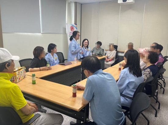 ‘패셔니 STAR’ 팀이 강원도 시각장애인협회 횡성군지회 시각 장애인들과 미팅을 하고 있다.