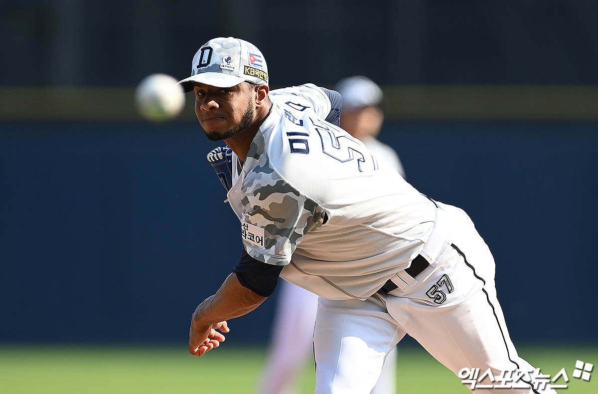 2021년 6월 6일 오후 서울 송파구 잠실야구장에서 열린 '2021 신한은행 SOL KBO리그' SSG 랜더스와 두산 베어스의 경기, 1회초 두산 선발투수 미란다가 역투하고 있다. 엑스포츠뉴스 DB