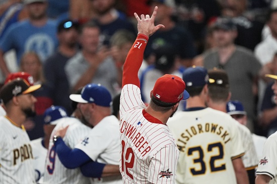 필라델피아 필리스 카일 슈와버가 16일(한국시간) 미국 조지아주 애틀랜타 트루이스트 파크에서 열린 2025 미국 MLB 올스타전 스윙오프 타이브레이크에서 3홈런을 때려내며 내셔널리그 올스타를 승리로 이끌었다. 연합뉴스