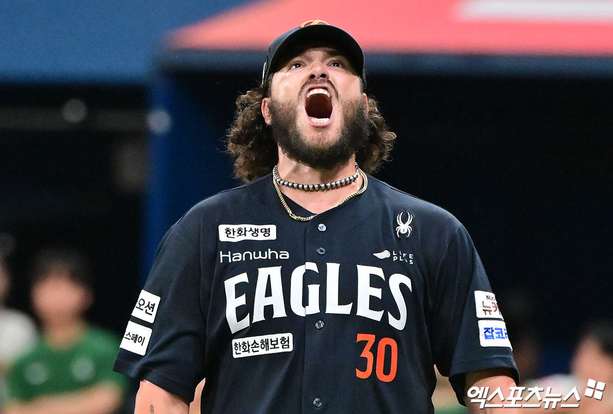 지난 4일 오후 서울 구로구 고척스카이돔에서 열린 '2025 신한 SOL Bank KBO리그' 한화 이글스와 키움 히어로즈의 경기, 7회말 수비를 마친 한화 폰세가 더그아웃으로 향하고 있다. 엑스포츠뉴스 DB
