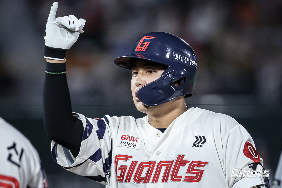 롯데 자이언츠 신인 포수 박재엽이 올해 정규시즌 경기에 출전해 세리머니하고 있다. 롯데 자이언츠