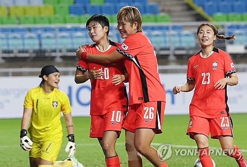 신상우 감독이 이끄는 여자 축구 국가대표팀은 16일 수원월드컵경기장에서 열린 대만과의 2025 동아시아축구연맹(EAFF) E-1 챔피언십(동아시안컵) 여자부 최종전서 후반 25분 터진 지소연의 페널티킥 결승골, 후반 40분 장슬기의 추가골을 앞세워 2-0 승리했다. 지난 2경기서 2무를 기록했던 대표팀은 대만전 전날까지만 해도 자력 우승은 불가능했다. 하지만 같은 날 먼저 열린 일본과 중국 경기에서 두 팀이 0-0으로 비기면서 대만을 이기기만 해도 우승을 확정할 수 있는 절호의 기회를 잡았고 이를 살렸다. 한국과 중국, 일본이 1승 2무로 동률이 됐으나 3팀간 다득점에서 앞서 한국이 우승했다. 연합뉴스