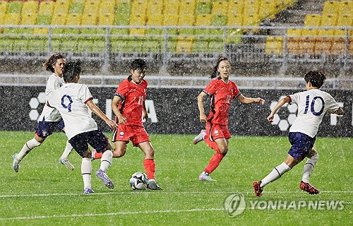 신상우 감독이 이끄는 여자 축구 국가대표팀은 16일 수원월드컵경기장에서 열린 대만과의 2025 동아시아축구연맹(EAFF) E-1 챔피언십(동아시안컵) 여자부 최종전서 후반 25분 터진 지소연의 페널티킥 결승골, 후반 40분 장슬기의 추가골을 앞세워 2-0 승리했다. 지난 2경기서 2무를 기록했던 대표팀은 대만전 전날까지만 해도 자력 우승은 불가능했다. 하지만 같은 날 먼저 열린 일본과 중국 경기에서 두 팀이 0-0으로 비기면서 대만을 이기기만 해도 우승을 확정할 수 있는 절호의 기회를 잡았고 이를 살렸다. 한국과 중국, 일본이 1승 2무로 동률이 됐으나 3팀간 다득점에서 앞서 한국이 우승했다. 연합뉴스