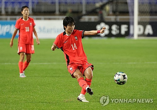 신상우 감독이 이끄는 여자 축구 국가대표팀은 16일 수원월드컵경기장에서 열린 대만과의 2025 동아시아축구연맹(EAFF) E-1 챔피언십(동아시안컵) 여자부 최종전서 후반 25분 터진 지소연의 페널티킥 결승골, 후반 40분 장슬기의 추가골을 앞세워 2-0 승리했다. 지난 2경기서 2무를 기록했던 대표팀은 대만전 전날까지만 해도 자력 우승은 불가능했다. 하지만 같은 날 먼저 열린 일본과 중국 경기에서 두 팀이 0-0으로 비기면서 대만을 이기기만 해도 우승을 확정할 수 있는 절호의 기회를 잡았고 이를 살렸다. 한국과 중국, 일본이 1승 2무로 동률이 됐으나 3팀간 다득점에서 앞서 한국이 우승했다. 연합뉴스