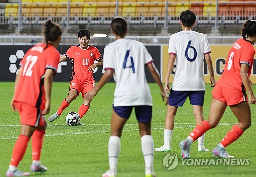 신상우 감독이 이끄는 여자 축구 국가대표팀은 16일 수원월드컵경기장에서 열린 대만과의 2025 동아시아축구연맹(EAFF) E-1 챔피언십(동아시안컵) 여자부 최종전서 후반 25분 터진 지소연의 페널티킥 결승골, 후반 40분 장슬기의 추가골을 앞세워 2-0 승리했다. 지난 2경기서 2무를 기록했던 대표팀은 대만전 전날까지만 해도 자력 우승은 불가능했다. 하지만 같은 날 먼저 열린 일본과 중국 경기에서 두 팀이 0-0으로 비기면서 대만을 이기기만 해도 우승을 확정할 수 있는 절호의 기회를 잡았고 이를 살렸다. 한국과 중국, 일본이 1승 2무로 동률이 됐으나 3팀간 다득점에서 앞서 한국이 우승했다. 연합뉴스