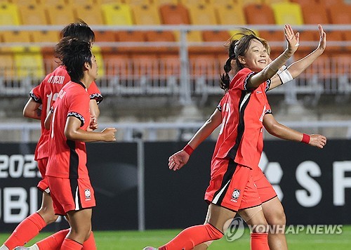 신상우 감독이 이끄는 여자 축구 국가대표팀은 16일 수원월드컵경기장에서 열린 대만과의 2025 동아시아축구연맹(EAFF) E-1 챔피언십(동아시안컵) 여자부 최종전서 후반 25분 터진 지소연의 페널티킥 결승골, 후반 40분 장슬기의 추가골을 앞세워 2-0 승리했다. 지난 2경기서 2무를 기록했던 대표팀은 대만전 전날까지만 해도 자력 우승은 불가능했다. 하지만 같은 날 먼저 열린 일본과 중국 경기에서 두 팀이 0-0으로 비기면서 대만을 이기기만 해도 우승을 확정할 수 있는 절호의 기회를 잡았고 이를 살렸다. 한국과 중국, 일본이 1승 2무로 동률이 됐으나 3팀간 다득점에서 앞서 한국이 우승했다. 연합뉴스