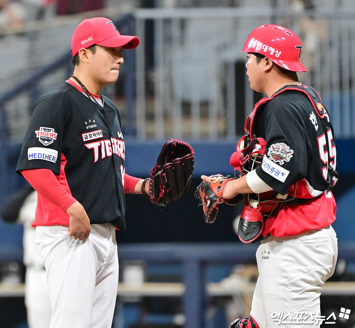 6일 오후 서울 구로구 고척스카이돔에서 열린 '2025 신한 SOL Bank KBO리그' KIA 타이거즈와 키움 히어로즈의 경기, 1회말 무사 1,2루 KIA 한준수가 마운드를 방문해 김도현과 대화를 나누고 있다. 엑스포츠뉴스 DB