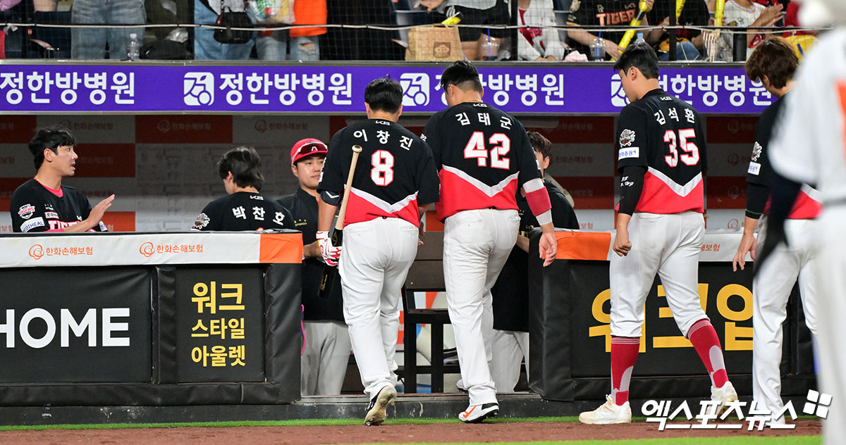 9일 오후 대전 한화생명 볼파크에서 열린 '2025 신한 SOL Bank KBO리그' KIA 타이거즈와 한화 이글스의 경기, 한화가 최재훈의 역전 스리런 홈런과 채은성의 쐐기타에 힘입어 KIA에 7:4로 승리했다. 경기종료 후 KIA 선수단이 그라운드를 빠져나가고 있다. 엑스포츠뉴스 DB