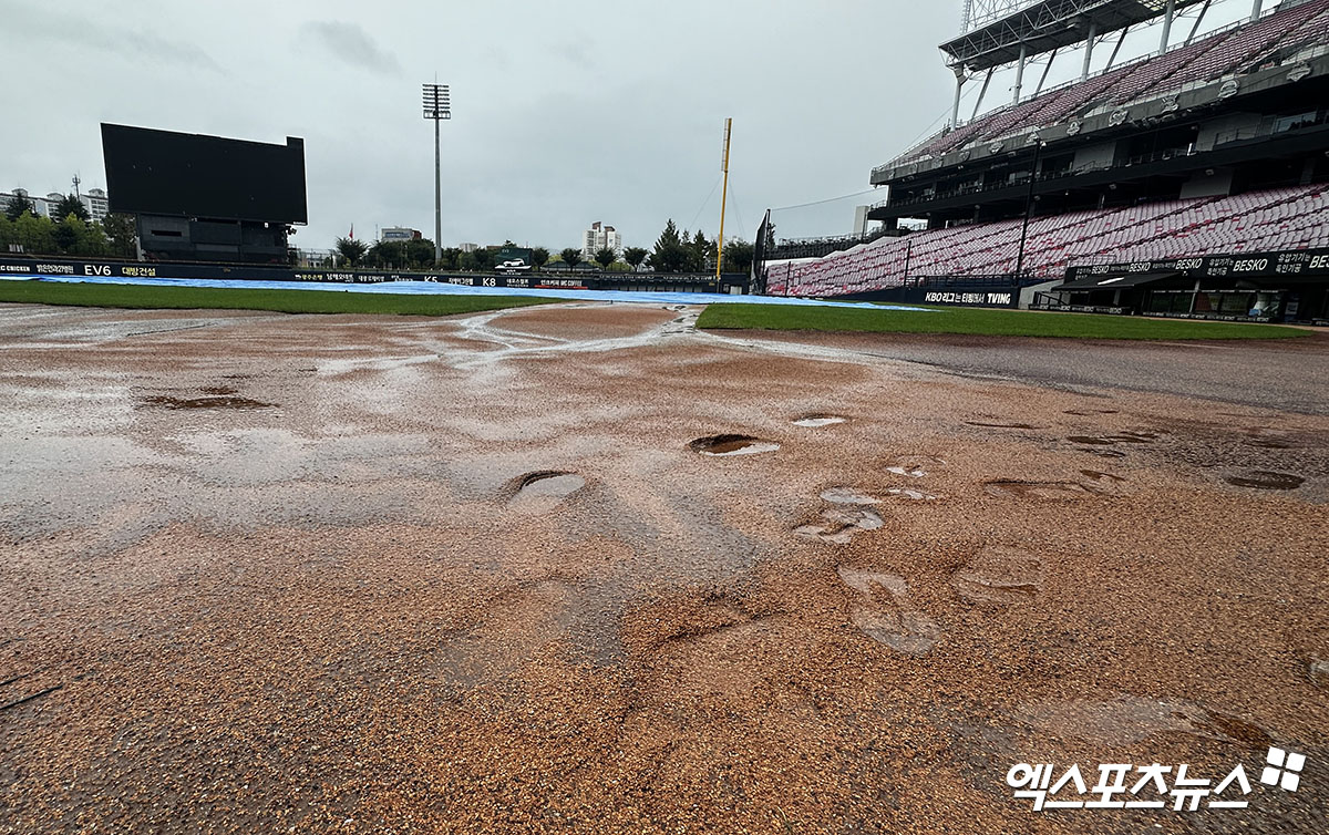 21일 오후 광주기아챔피언스필드에서 열리는 '2024 신한 SOL Bank KBO리그' NC 다이노스와 KIA 타이거즈의 경기, 그라운드에 방수포가 설치되어 있다. 엑스포츠뉴스 DB